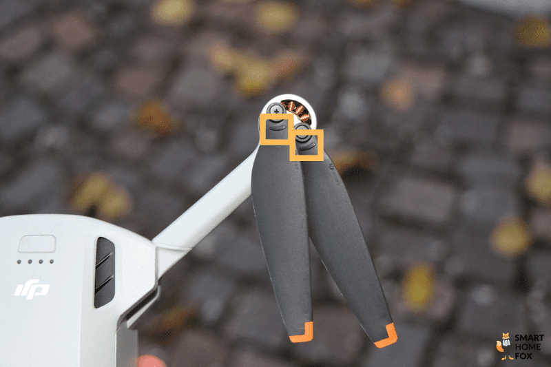 Die Striche am Propeller vom Rotor Typ B der DJI Mini 3 Pro sind markiert.